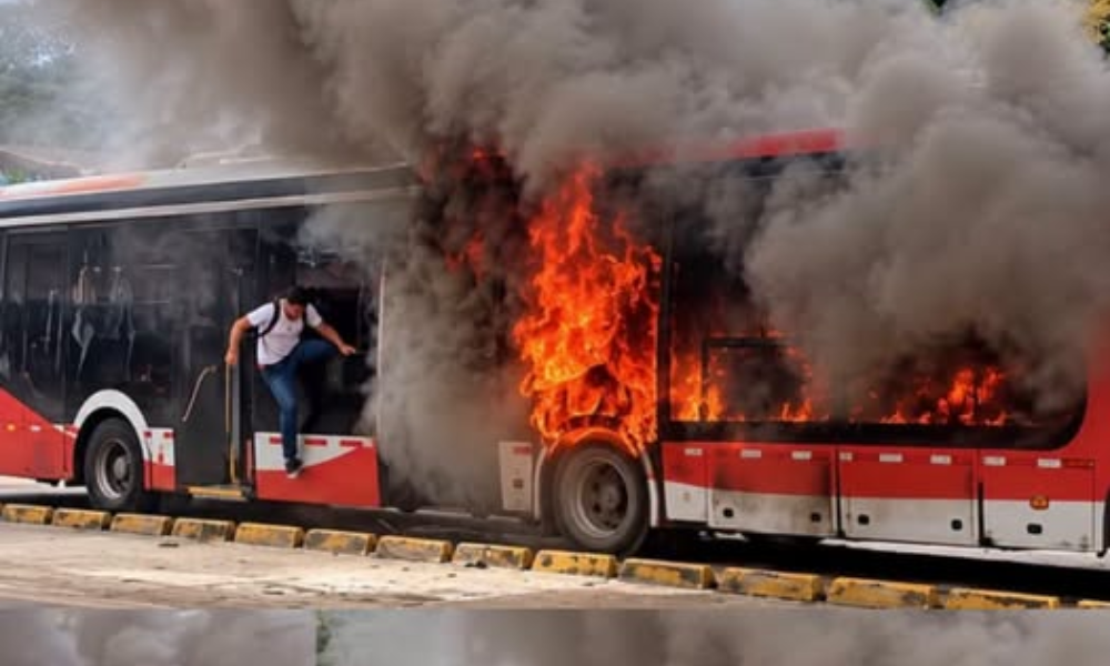 ¡Dios mío! Casi ocurre una tragedia: se incendió un bus de Transcaribe ...